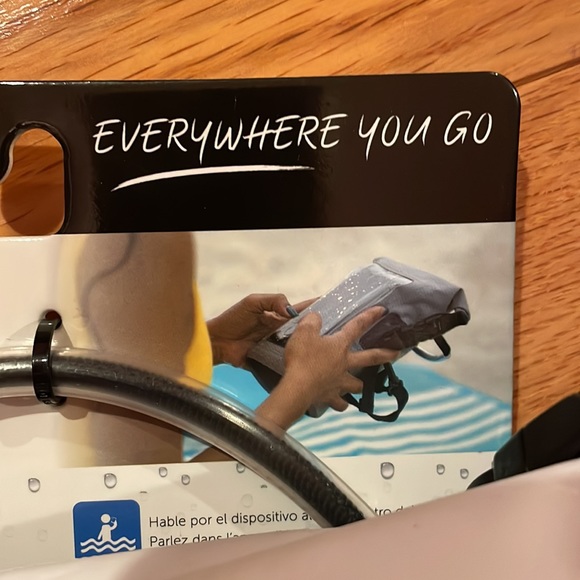 Geckobrands Waterproof phone tote - Picture 3 of 7